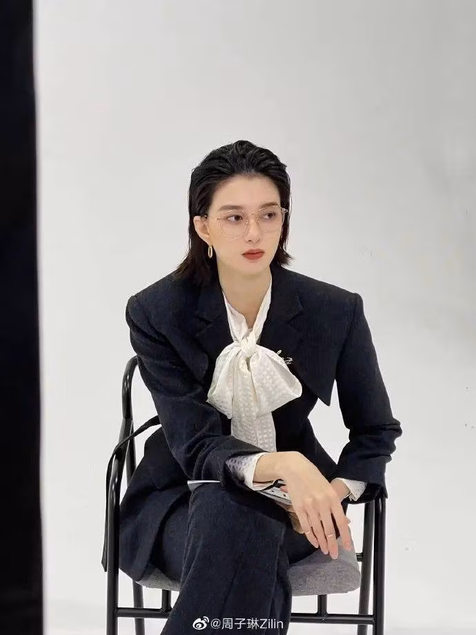 Zhou Zilin là người mẫu mang vẻ đẹp phi giới tính, tốt nghiệp Học viện Mỹ thuật Tứ Xuyên.