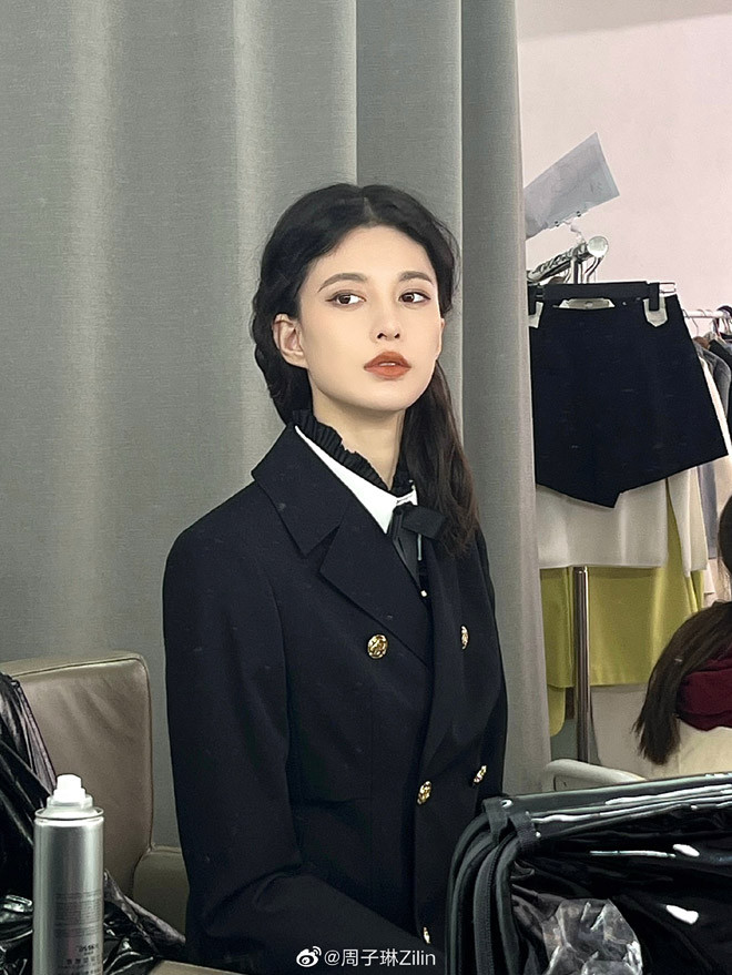 Zhou Zilin đang là một người mẫu chuyên nghiệp cho nhiều thương hiệu xa xỉ và được các nhà thiết kế hàng đầu lựa chọn.