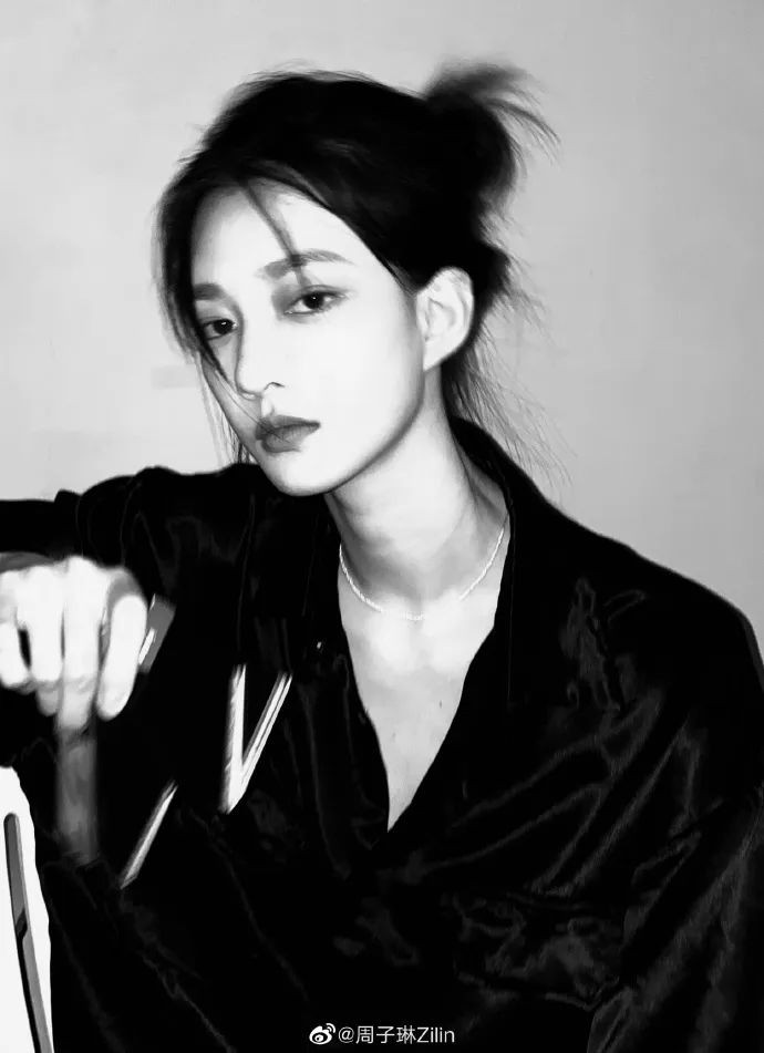 Có thể thấy thời gian này, Zhou Zilin trở nên nữ tính hơn hẳn. Nhiều người để lại bình luận rằng, tình yêu đã khiến cô nàng thay đổi phong cách.