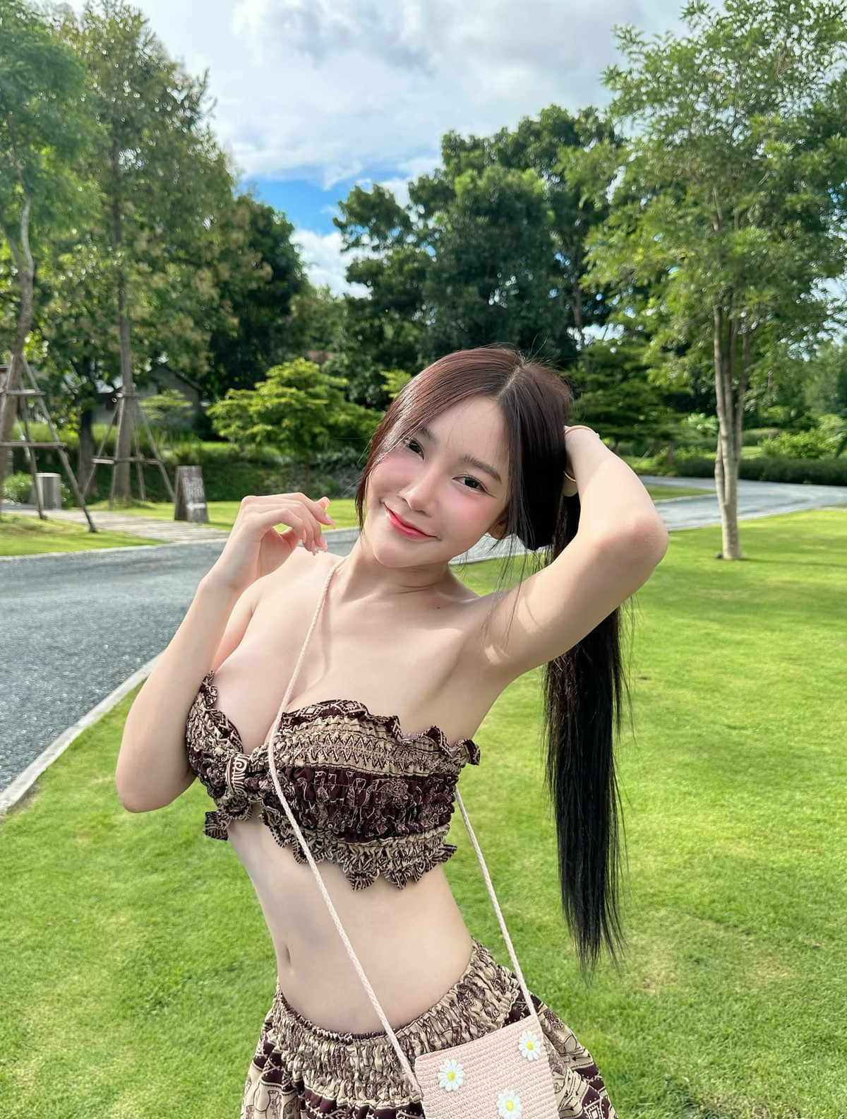 Tuy nhiên, ở một chiều hướng khác chứng kiến những bức ảnh của Natpaphat Ounboontan chia sẻ lên trang cá nhân trong những bộ đồ thiếu vải và có phần phản cảm, nhiều người đã nhắc khéo cô nàng về việc biết cách tiết chế khi ăn mặc.