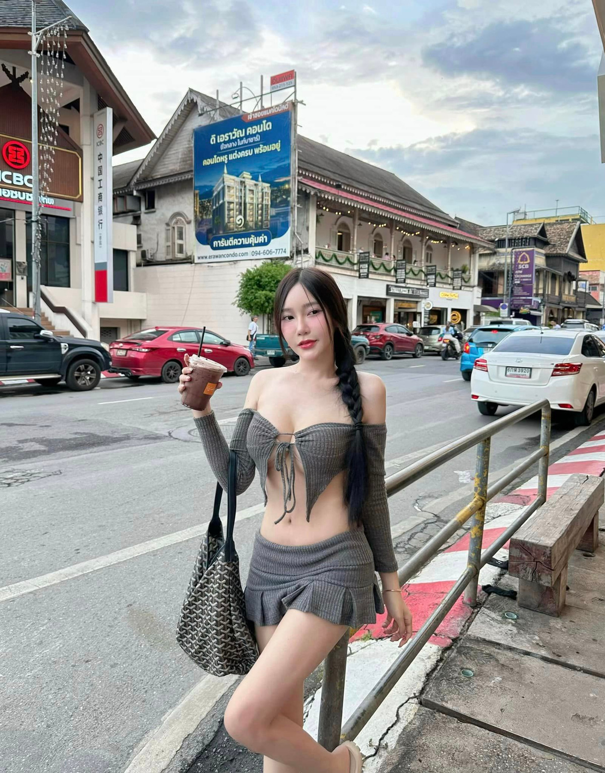 Trước đó, bộ ảnh Natpaphat Ounboontan diện set đồ mỏng manh, trễ nải khoe dáng đón Noel cũng nhận được không ít sự quan tâm.