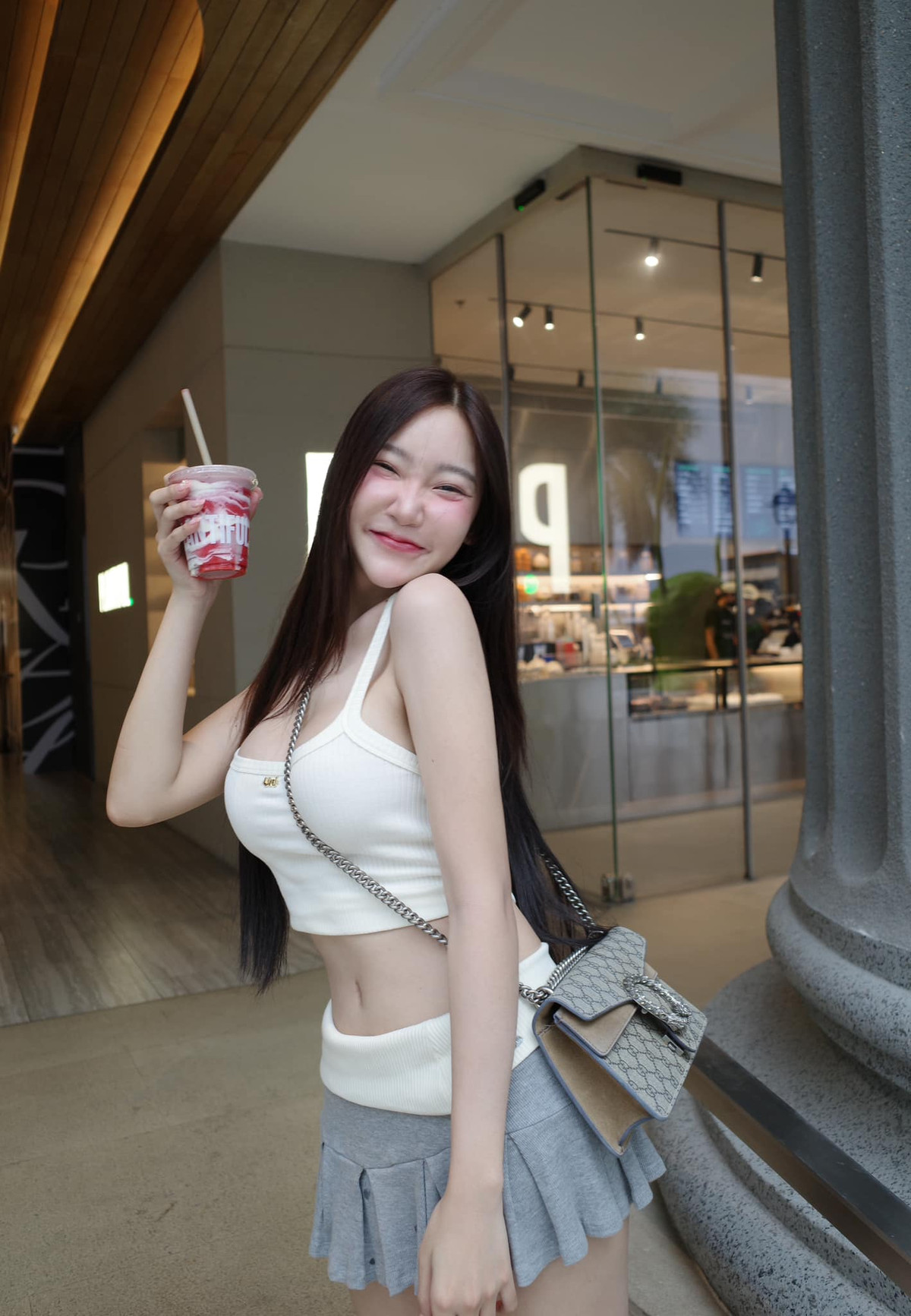 Đặc biệt, Natpaphat Ounboontan dường như khá thích thú khi diện những bộ đồ trễ nải khoe vòng một.