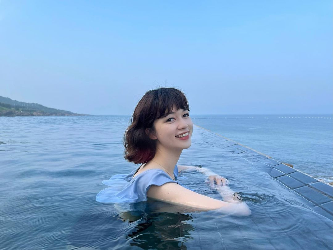 Trong mắt giáo viên, Zhao Nanxi là một cô gái thích cười, vui vẻ, thông minh và có khả năng tiếp thu cao. Những bài văn của cô rất hay, thường được giáo viên đọc cho cả lớp nghe như một bài văn mẫu.