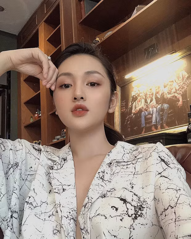 Từng là biểu tượng nhan sắc của giới trẻ cựu hot girl Sài thành - Hoàng Anh Apple vẫn nhận được khá nhiều sự quan tâm của công chúng.