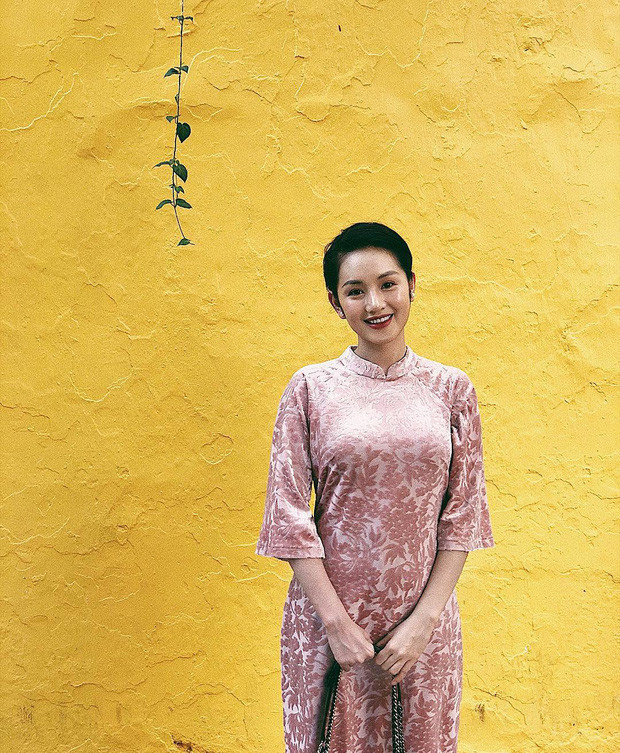 Gương mặt dù đã bước qua tuổi 33 của Hoàng Anh vẫn "đốn" được hàng loạt quả tim của các kẻ si tình bởi các đường nét sắc sảo, sống mũi cao thanh tú và đôi môi gợi cảm.