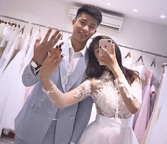 Nhật Linh đăng ảnh điện thoại mới với lời dẫn đầy tự hào: "Nhân ngày vía thần tài và quà valentine sớm một chút. Cảm ơn anh bạn thân yêu".