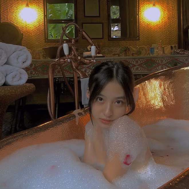 Dương Minh Ngọc (1996) sở hữu chiều cao 1m59, không quá nổi bật trong giới mẫu lookbook. Tuy nhiên, hot girl này lại được bù đắp bằng với vóc dáng cân đối, mảnh khảnh, kèm theo đó là gương mặt rất thời trang nên được nhiều các nhãn hàng, shop thời trang "săn đón".