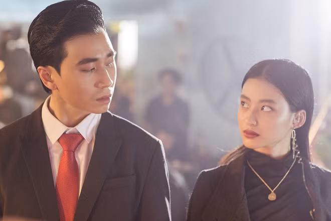 Trước khi xuất hiện ở MV Bông Hoa Đẹp Nhất của Quân AP, vào hồi đầu năm nay, Dương Minh Ngọc cũng có góp mặt ở MV Đau Vậy Đủ Rồi của HLV Rap Việt Karik và có màn khoá môi nóng bỏng.