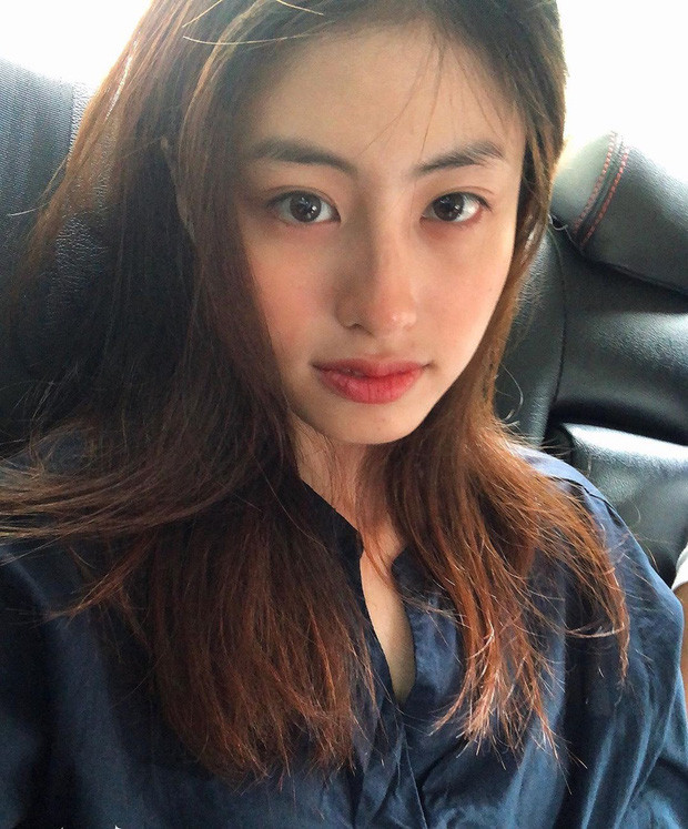 Ít người biết hot girl Dương Minh Ngọc có một cô em gái tên là Dương Gia Linh, sinh năm 1998, đang là sinh viên năm cuối của Đại học Ngoại ngữ - Tin học TP. Hồ Chí Minh. Mời quý độc giả xem video: Dương Minh Ngọc – Nàng hot girl lai Pháp - Nguồn: VTC3