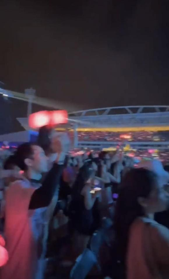 Độ Mixi chiều vợ đi xem Blackpink, riêng bản thân tỏ rõ chẳng mấy hứng thú trước nhóm nhạc "hắc hường".