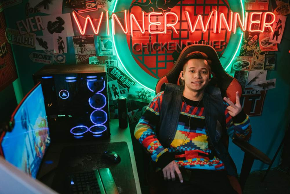 Không chỉ nổi tiếng trong làm streamer, thời gian gần đây Độ Mixi còn lấn sân vào thị trường âm nhạc khi xuất hiện trong một vài clip âm nhạc như Độ Tộc 1,2...