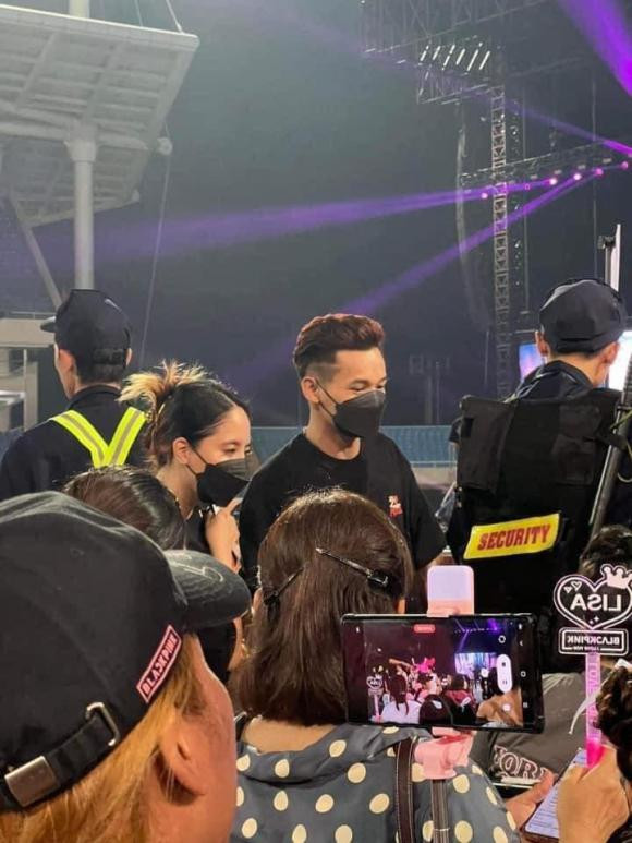 Thế nhưng trong không khí sôi động đó vẫn có người lệch nhịp đó là "tộc trưởng" Độ Mixi (tên thật là Phùng Thanh Độ) lại rất hờ hững.