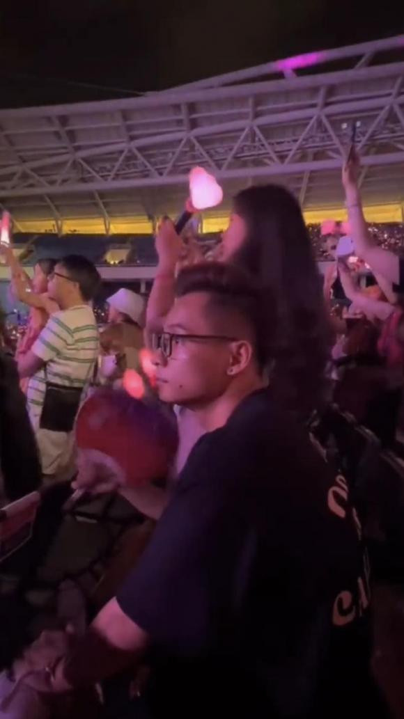 Trong khi cả sân vận động Mỹ Đình đang hừng hực fanchant như máy thì Tộc trưởng ung dung cầm quạt phe phẩy, tâm bất biến giữa dòng đời vạn biến. Đúng là chiều vợ số 1, chỉ cần em thích là được".