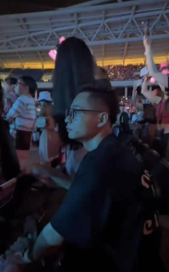 Hình ảnh này được dân mạng ghi lại và tiết lộ lý do: "Người duy nhất tối nay không hát "lửa hận thù" tại Mỹ Đình.