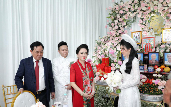 Chưa dừng lại ở đó, bà Phương Hằng còn lên án một số người mặc nhiên xem con dâu như "công cụ" để hầu hạ, phục vụ cho gia đình mình, đến sự tôn trọng cũng chả có.