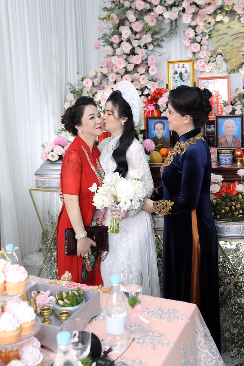 Cũng theo bà Hằng, hơn ai hết bà hiểu rõ việc khi con nhà người ta về làm dâu nhà mình thì chắc chắn bản thân đã "có lời". Nữ CEO Đại Nam cho biết: ""Con người ta nuôi cực khổ về làm con của mình, thì mình đã có lời rồi".