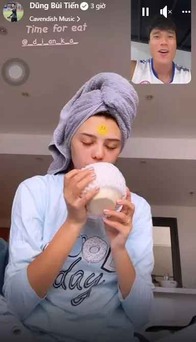 Theo hình ảnh ghi lại, Dianka Zakhidova có vẻ đang ở nhà và vừa mới tắm, gội đầu. Còn Bùi Tiến Dũng đang ở đơn vị chủ quản.