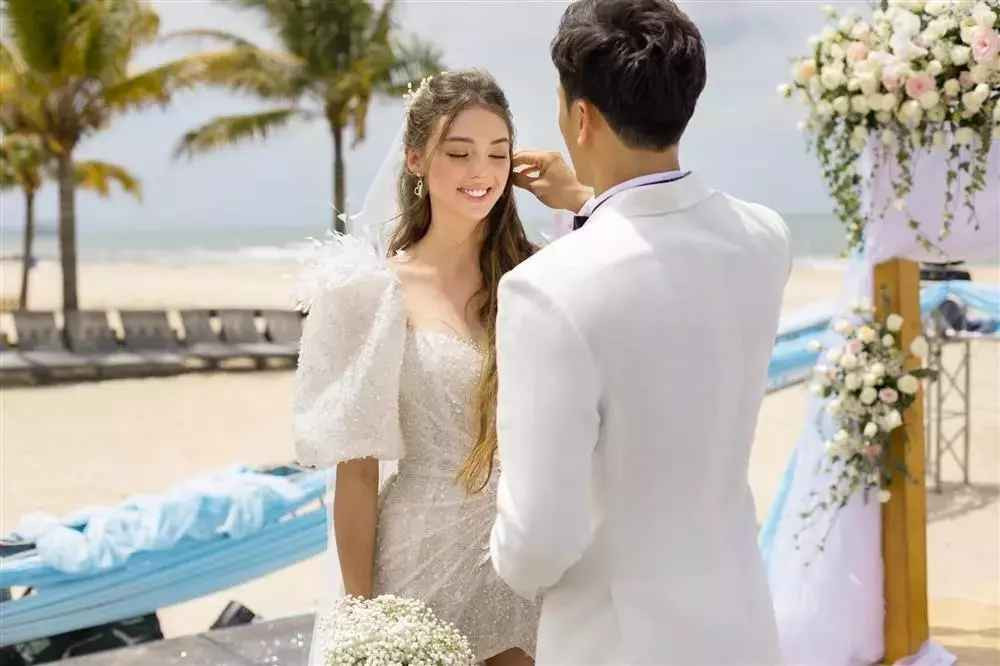 Ngày 22/5 vừa qua, Bùi Tiến Dũng tổ chức đám cưới gói gọn với một số khách mời ít ỏi ở resort sang trọng tại Hồ Tràm, Vũng Tàu. Hiện cặp đôi đang làm việc và sống tại một chung cư cao cấp ở TP HCM.