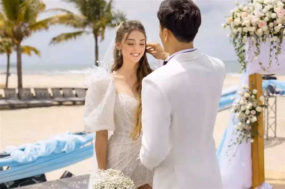 Ngày 22/5 vừa qua, Bùi Tiến Dũng tổ chức đám cưới gói gọn với một số khách mời ít ỏi ở resort sang trọng tại Hồ Tràm, Vũng Tàu. Hiện cặp đôi đang làm việc và sống tại một chung cư cao cấp ở TP HCM.