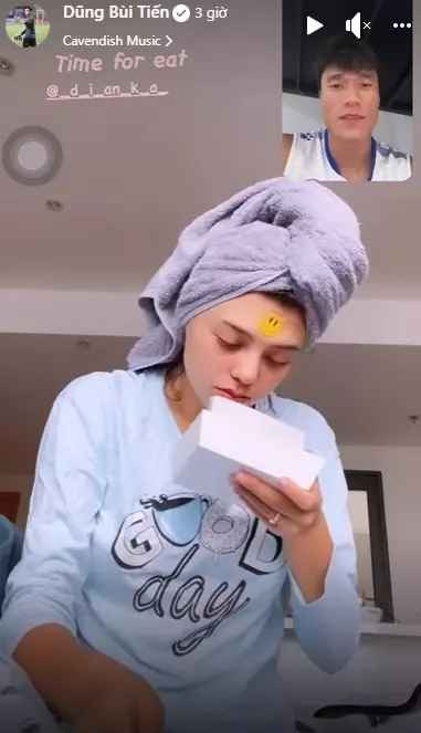 Dianka Zakhidova có vẻ là người khá kỹ tính trong chuyện ăn uống khi hết ngửi lại kiểm tra đồ ăn rồi mới thưởng thức. Chính Bùi Tiến Dũng cũng phải thừa nhận sự cẩn thận của vợ.