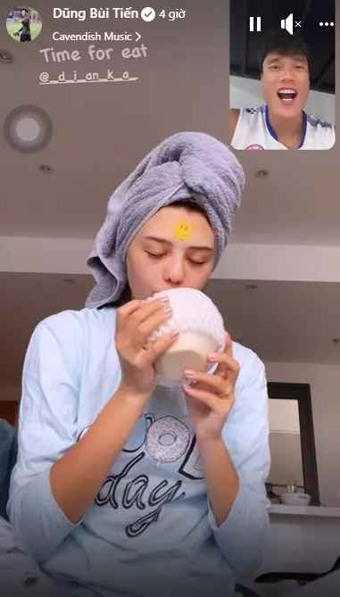 Trong khi Dianka Zakhidova ung dung ngồi ăn uống, Bùi Tiến Dũng chỉ được "hít không khí" và ngắm vợ. Trong nhiều khoảnh khắc, anh chàng gây chú ý với biểu cảm "thèm thuồng" khi nuốt nước bọt, liếm môi,... vì chỉ được nhìn vợ ăn.