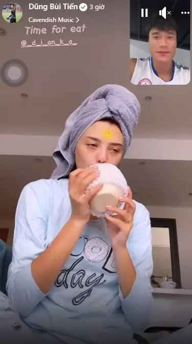 Trên story Facebook mới đây, thủ thành xứ Thanh hào hứng chia sẻ đoạn clip thú vị, ghi lại cuộc Facetime với bà xã Dianka Zakhidova.