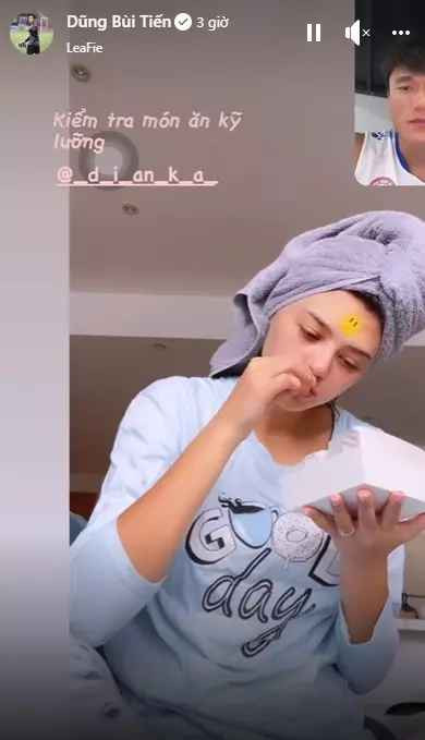 Tranh thủ lúc được nghỉ ngơi, Bùi Tiến Dũng đã gọi điện về hỏi thăm vợ. Trong lúc trò chuyện, Dianka Zakhidova tranh thủ ăn uống nhẹ nhàng vài món.