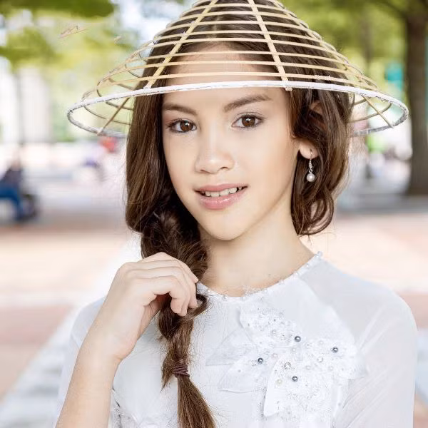 Màn trình diễn giúp Lucy trở thành ngôi sao kid model phải nhắc đến là lần mang tà áo dài Việt ra thế giới trong sự kiện thời trang Fashion Parade Atlanta được tổ chức tại Atlanta (Mỹ), khi đó cô bé 9 tưởi đã diện chiếc áo dài trắng muốt đội theo chiếc nón là biểu tượng của phụ nữ Việt lên thảm đỏ.