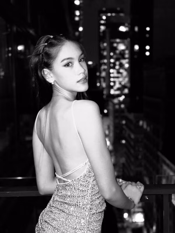 Vắng bóng một thời gian trong các sự kiện, cuộc thi về thời trang, hóa ra Lucy tạm dừng sự nghiệp làm mẫu nhí để theo gia đình sang Mỹ định cư.