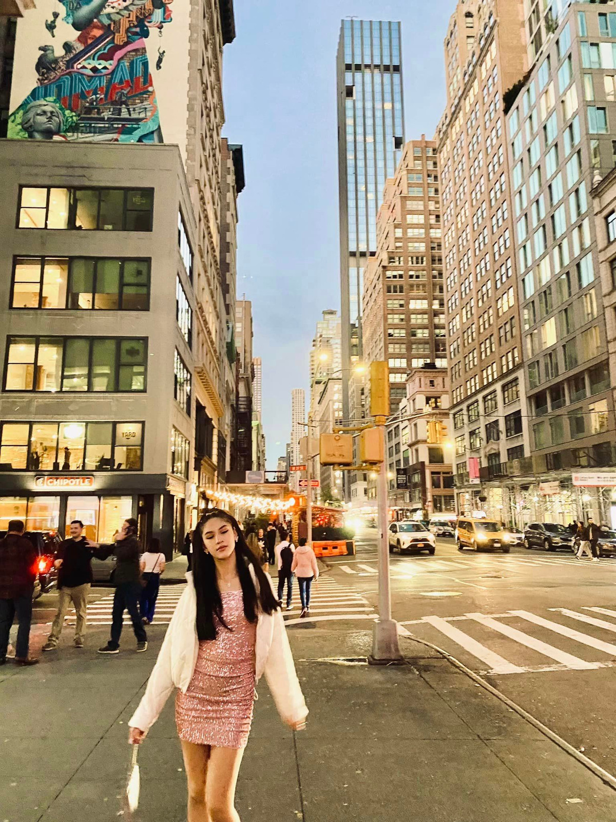 Cô bé dành thời gian 3 buổi một tuần để tập Kickboxing, 1 buổi để tập Gymnastics. Đến hiện tại, môi trường ở Mỹ nhộn nhịp đã khiến Lucy rất thích thú và hòa nhập tốt hơn.