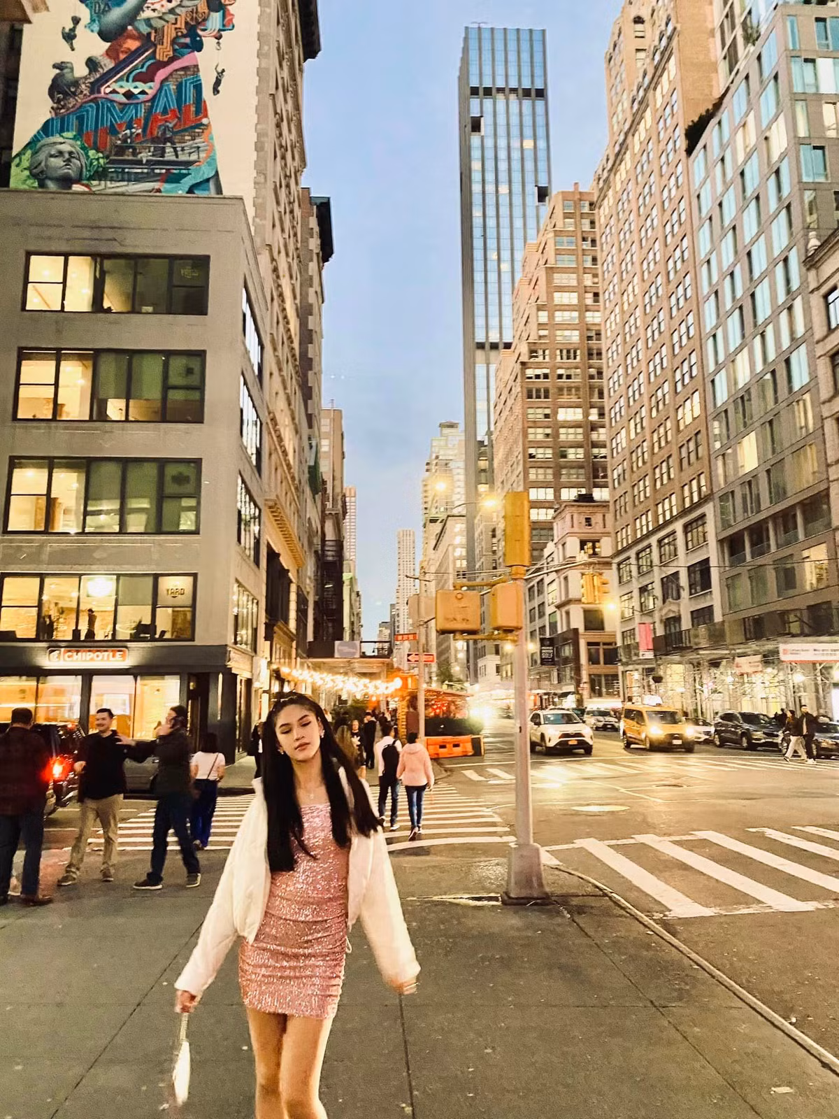 Cô bé dành thời gian 3 buổi một tuần để tập Kickboxing, 1 buổi để tập Gymnastics. Đến hiện tại, môi trường ở Mỹ nhộn nhịp đã khiến Lucy rất thích thú và hòa nhập tốt hơn.