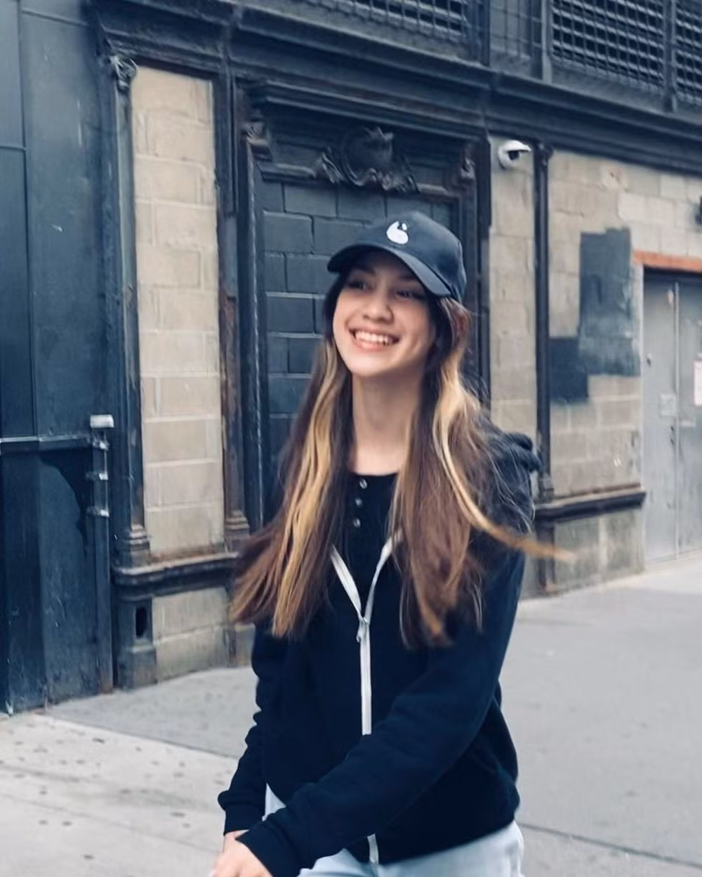 Mẹ của Lucy nói về lý do tạm dừng làm mẫu nhí trong suốt thời gian vừa qua chủ yếu do 2 lý do: một là gia đình ở Mỹ, người mẫu chuyên nghiệp phải đủ 18 tuổi. Thứ hai là Lucy quá cao, thể hình vượt trội nên không thể hoạt động với tư cách mẫu nhí, không thể quảng cáo cho các hãng thời trang trẻ em.