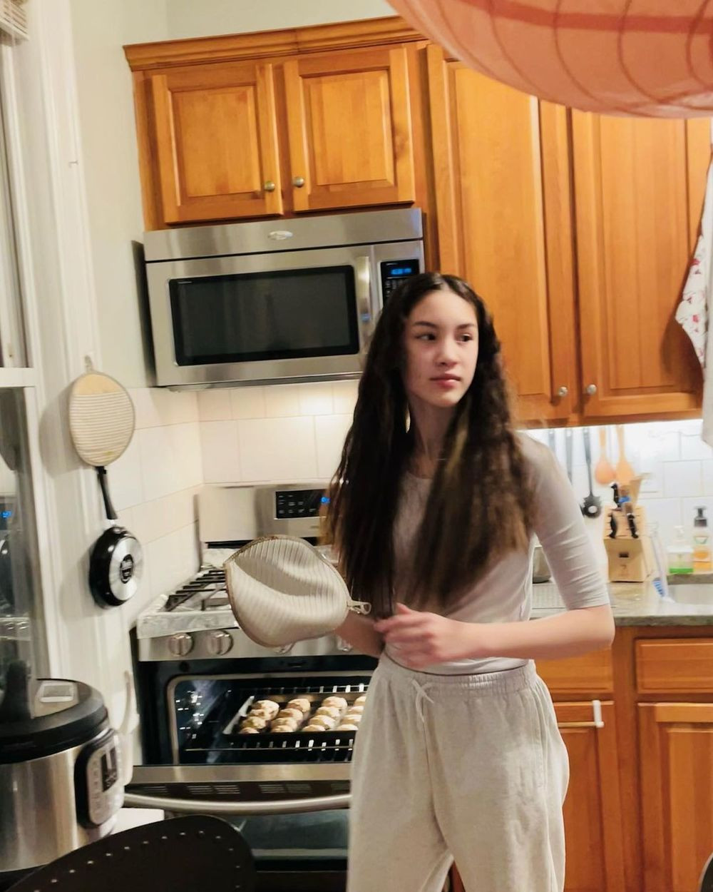 Từ khâu ý tưởng, thời trang và trang điểm đều ro Lucy tự chọn, ai nấy đều xuýt xoa vì càng lớn cô bé càng xinh đẹp và có thần thái vô cùng thu hút ánh nhìn.