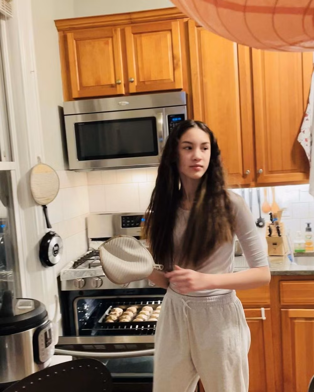 Từ khâu ý tưởng, thời trang và trang điểm đều ro Lucy tự chọn, ai nấy đều xuýt xoa vì càng lớn cô bé càng xinh đẹp và có thần thái vô cùng thu hút ánh nhìn.