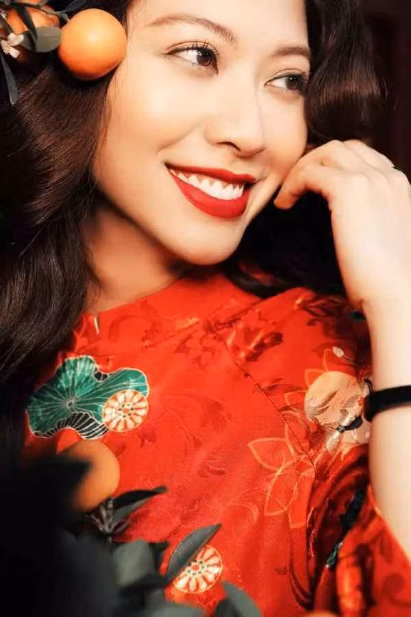 Dương Ngọc Trinh (sinh năm 1986) là gương mặt quen thuộc với khán giả truyền hình. Cô phụ trách dẫn dắt nhiều chương trình như: Bản tin tài chính, Chuyển động 24h,... hay gần đây nhất là Bí mật đồng tiền.