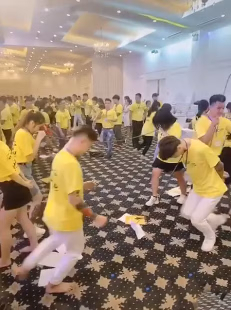 Trong khi đó, các nhân vật tham gia thử thách lại nhăn nhó, tỏ vẻ không thoải mái, thậm chí là đau đớn, khó thở vì trò chơi quái đản trong một chương trình được cho là "khóa học làm giàu".