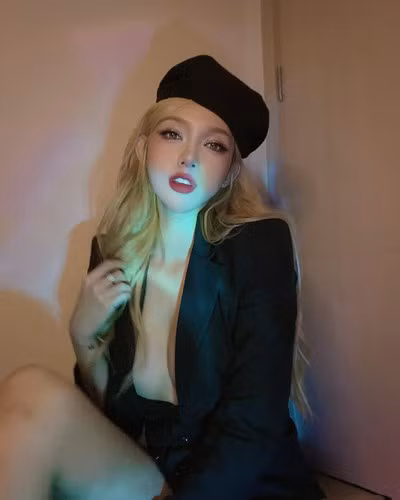 Sở hữu những nét thanh tú và một gương mặt được đánh giá là "không góc chết", cô nàng được nhiều người đánh giá là xinh xắn như búp bê.