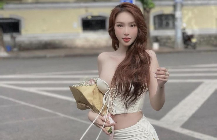 Mym Trần (tên thật Trần Khởi Minh) là hot girl chuyển giới từng nổi tiếng cả cõi mạng. Nhiều người trầm trồ bởi nhan sắc của người đẹp này na ná Lisa (BLACKPINK).