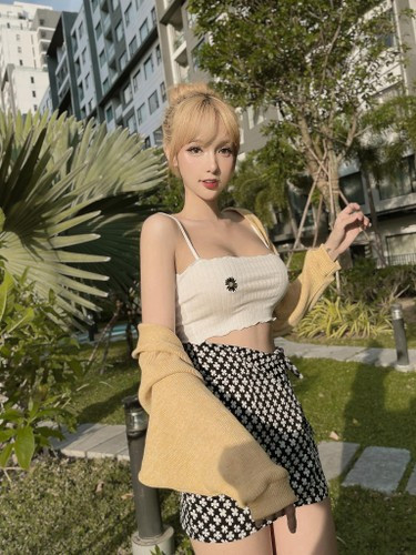 Mym Trần còn gây ấn tượng bằng nhan sắc tựa búp bê, vòng eo "con kiến", gò bồng đảo căng đầy.