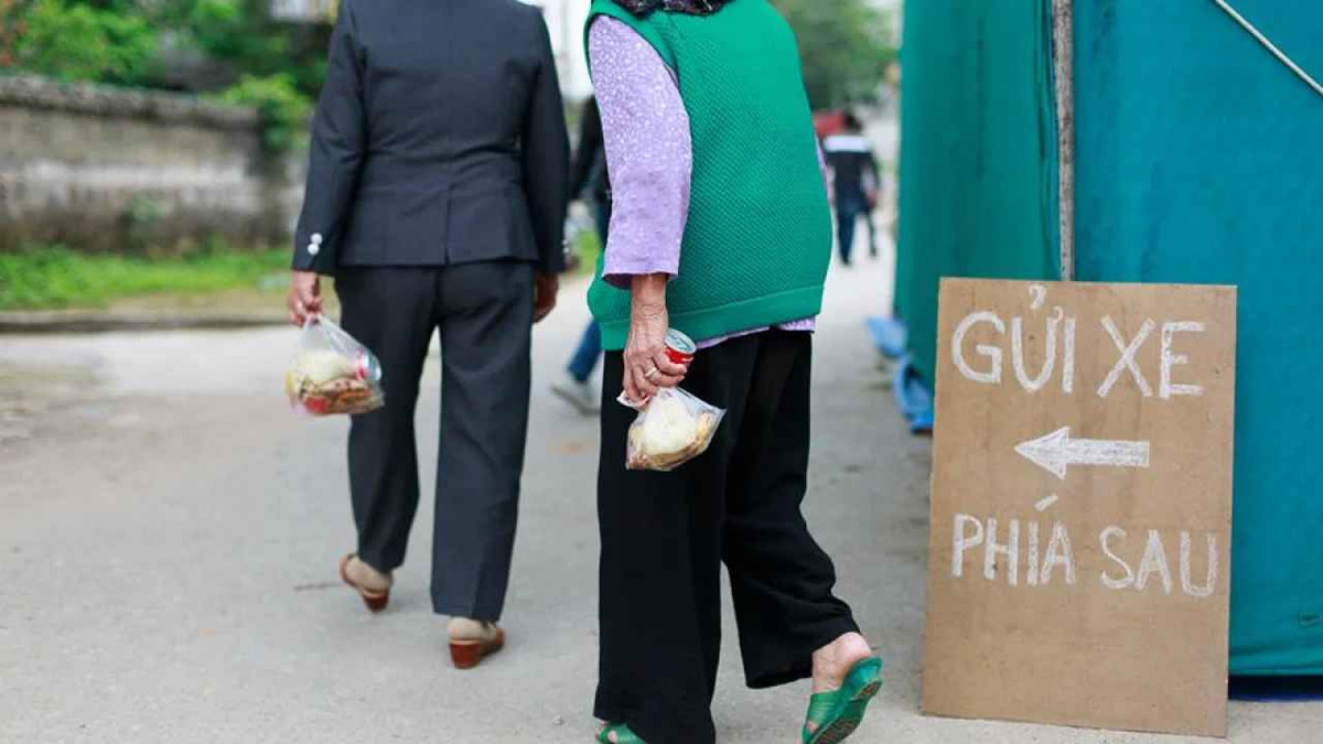 Kèm theo bức ảnh gói phần mang về là dòng chia sẻ: "Đi ăn đám cưới đứa bạn, chụp được ông bạn định mang tôm về cho em".