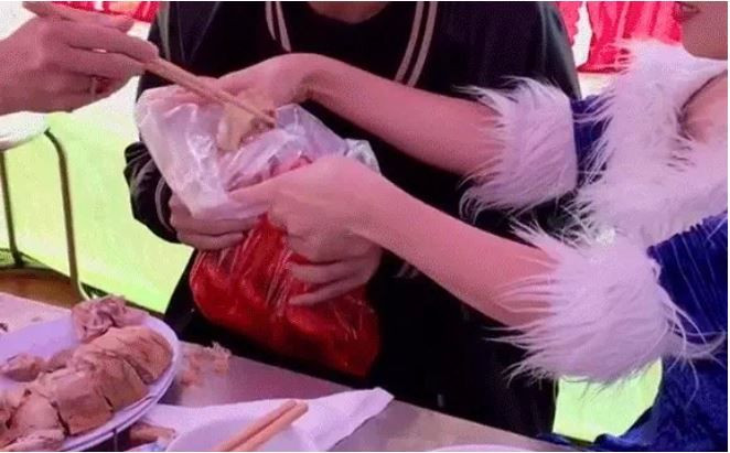 Đa phần dân mạng đều cho rằng việc ăn cỗ cầm phần về là điều bình thường. Việc này giúp gia chủ giải quyết được vấn đề thừa thực phẩm sau những bữa cỗ.