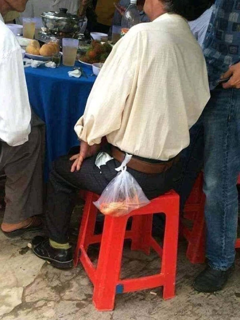 Cách đây chưa lâu, những bức ảnh ghi lại cảnh người dân trong đó có cả những bạn trẻ đi ăn cưới gói đồ về cho người nhà gây chú ý.