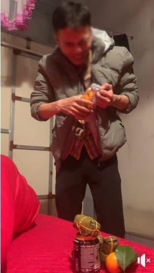 Khoảnh khắc dễ thương này khiến cư dân mạng thích thú và bình luận: "Cưng xỉu", "Không đáng là bao nhưng nó thể hiện là ngta luôn nghĩ đến mình", "Đi ăn tiệc rồi mang đồ về. Người ngồi chung có thể sẽ thấy khó chịu, nhưng mà người được ăn những đồ ăn mang về đó sẽ rất vui", "Nhìn dễ thương xỉu", "Chỉ mong tìm được 1 người thương mình đến hết cuộc đời"...