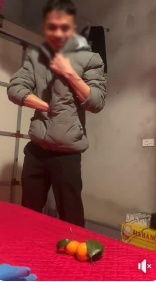 Mới đây, một người vợ chia sẻ khoảnh khắc chồng đi ăn cỗ về nhưng giấu đồ ăn trong áo khoác về cho vợ.