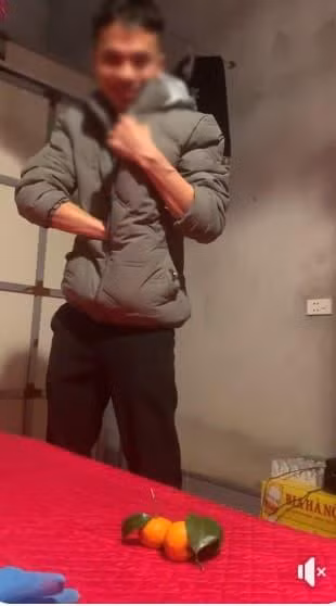 Mới đây, một người vợ chia sẻ khoảnh khắc chồng đi ăn cỗ về nhưng giấu đồ ăn trong áo khoác về cho vợ.