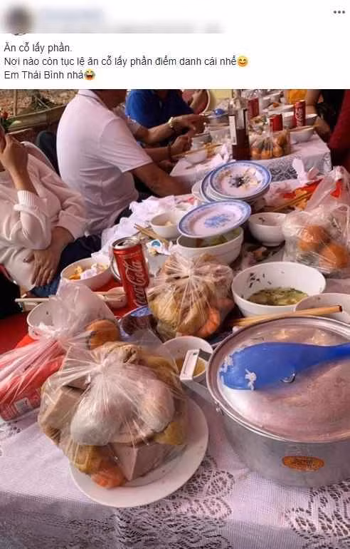 Hình ảnh đi ăn cỗ lấy phần mang về trên được chụp vừa có vẻ xúc động, nhưng cũng rất đỗi hài hước. Nhiều người cho rằng đây là hành động không có gì đáng nói và khá bình thường.