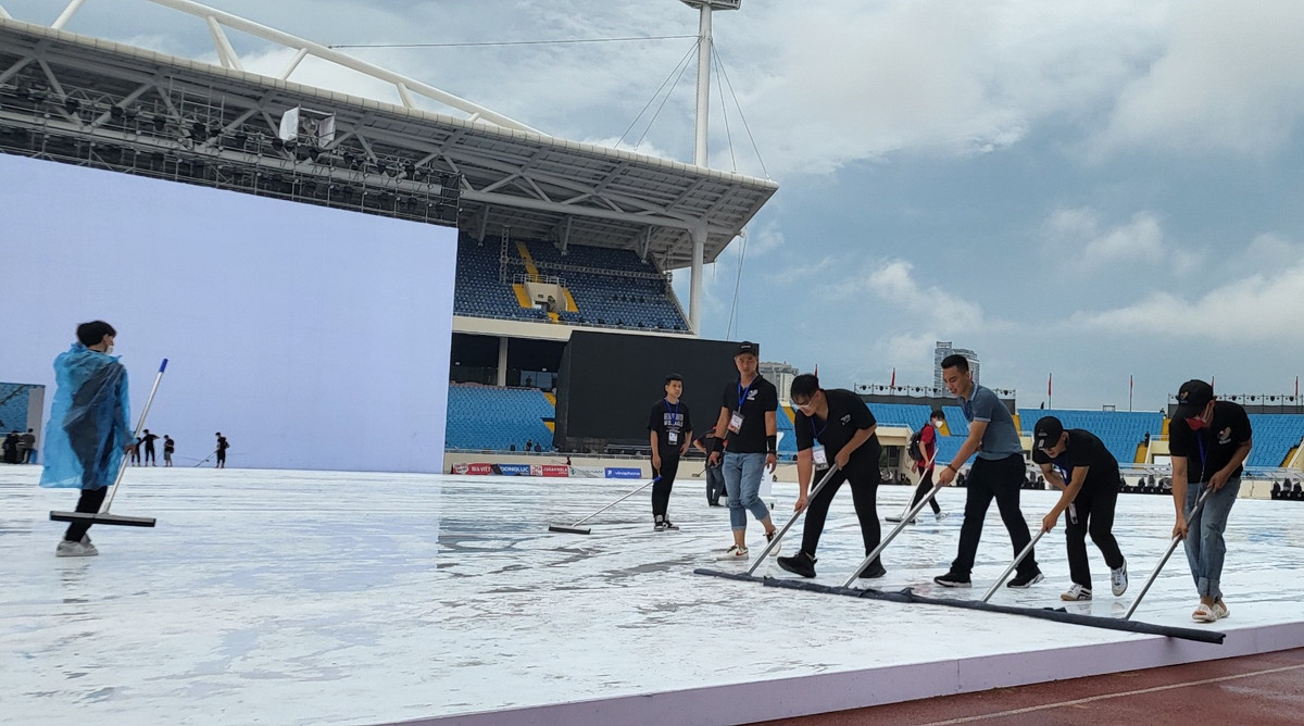 Những cây gạt nước đã được huy động để làm khô sân khấu chính phục vụ cho những tiết mục nghệ thuật chào mừng kỳ đại hội thể thao Đông Nam Á lần thứ 31.