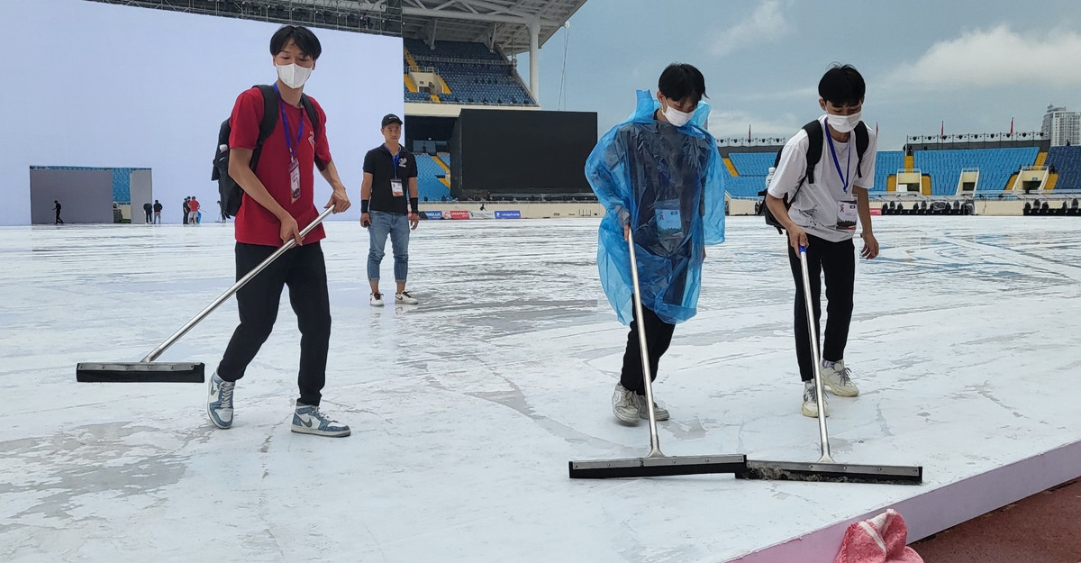 Tuy nhiên, trước giờ G của chương trình Lễ khai mạc SEA Games 31, bầu trời Hà Nội bỗng đổ cơn mưa lớn.