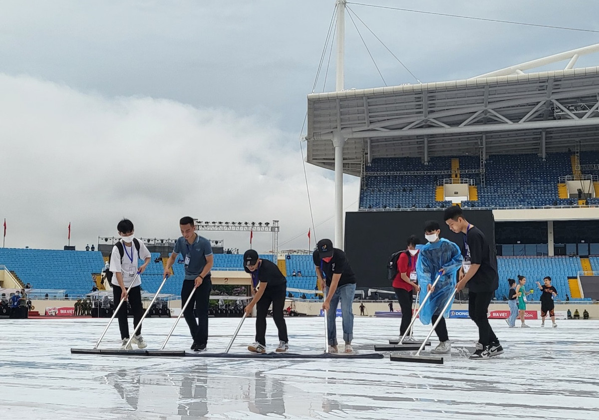 Sau 1 tiếng mưa, toàn bộ sân khấu chính của chương trình Lễ khai mạc SEA Games rơi vào tình trạng ướt. Khắc phục khó khăn, ngay sau khi trời tạnh, hàng trăm tình nguyện viên đã chung tay làm khô mặt sàn.