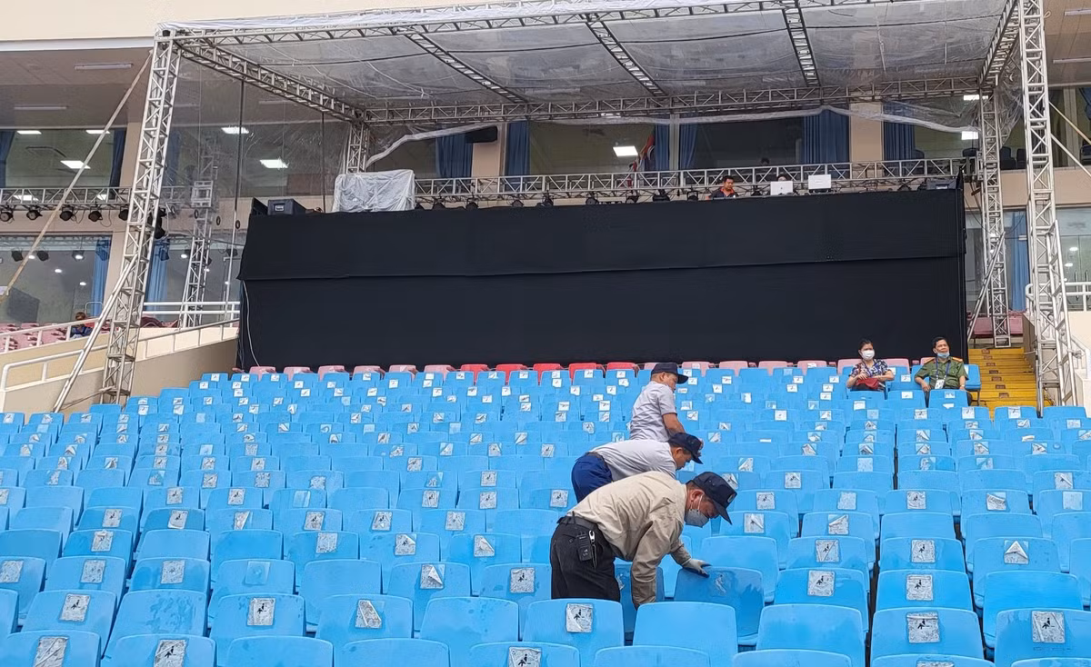 Trên khán đài, mọi nguồn nhân lực được huy động để lau những hàng ghế trên khán đài sẵn sàng cho Lễ khai mạc SEA Games 31 diễn ra lúc 20h00 hôm nay.